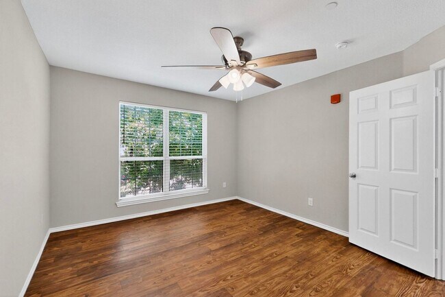 Building Photo - Stylish Upstairs Corner Unit Near Lake Ray Hubbard