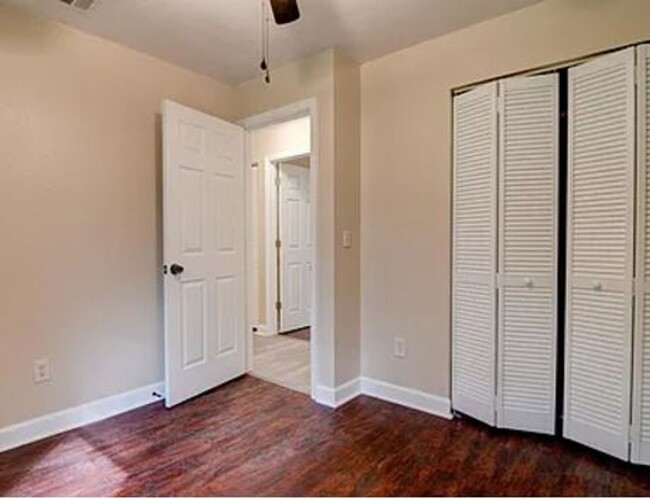 Building Photo - Welcome to this cozy 2-bedroom, 1-bathroom...