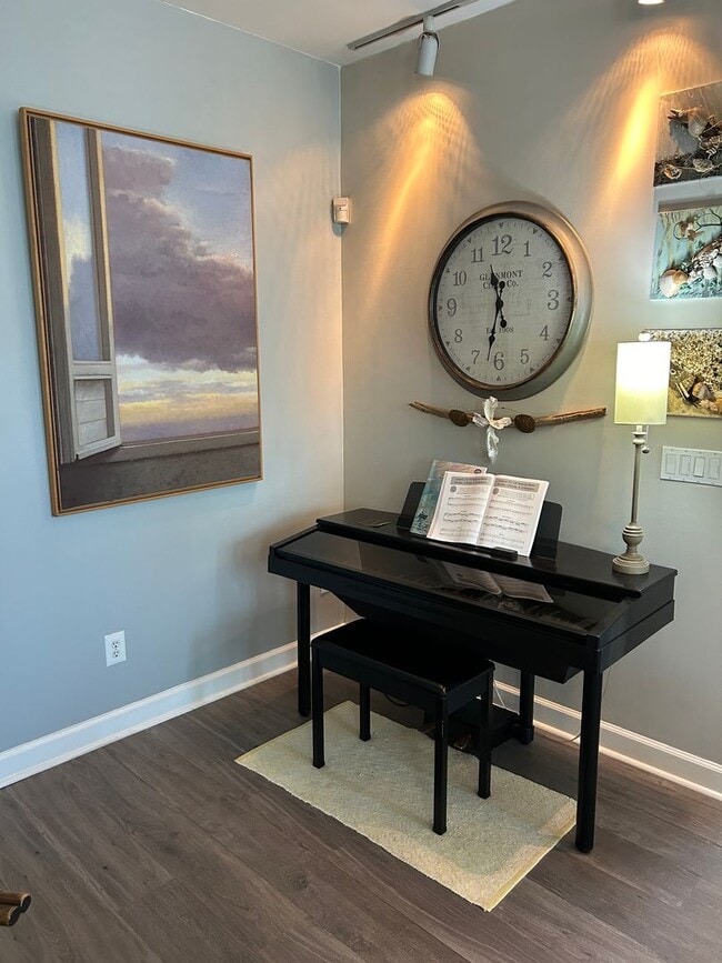 Building Photo - Fully Furnished: Stunning 3 - Bedroom 2.5 ...