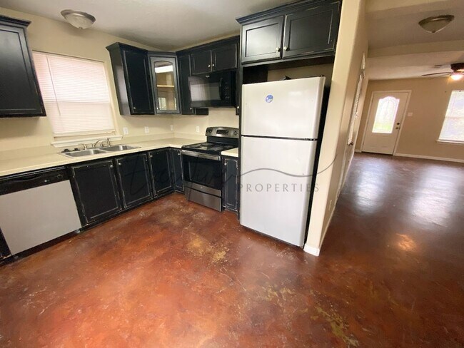 Building Photo - 2-Bed, 2.5-Bath Townhouse – Walk to McNeese State University!