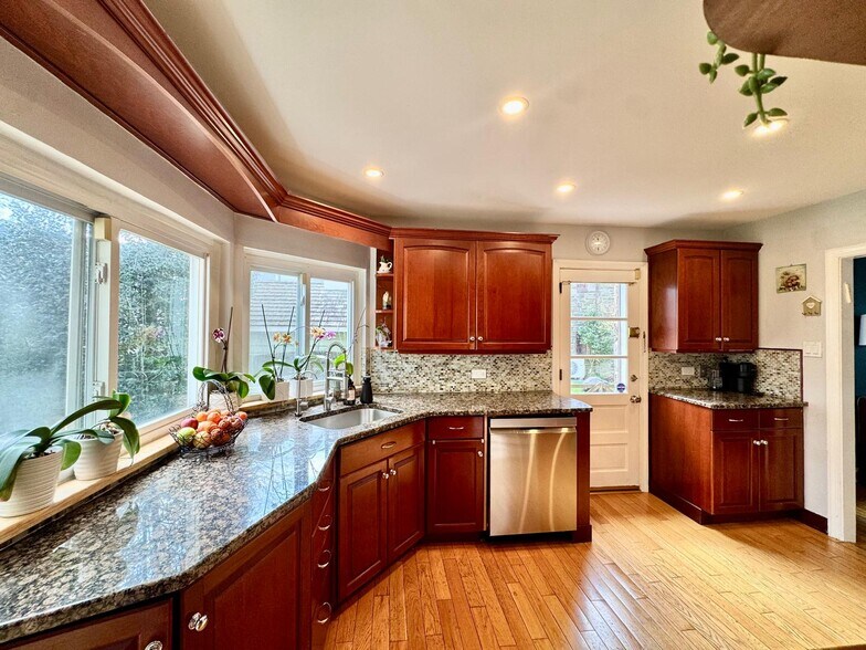 Building Photo - 611 Harvard Rd