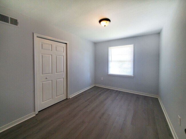 Building Photo - COMING SOON: Fantastic 3/1 Bungalow Near Langford Park - Housing Vouchers Accepted