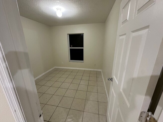 Building Photo - 3005 Hillview St