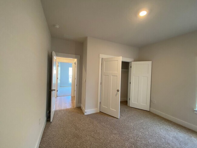 Building Photo - 3398 Southwind Dr