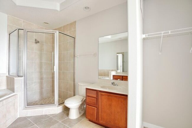 Building Photo - Spacious 4/2.5 Townhome in Gated Community in Avalon Park - Orlando