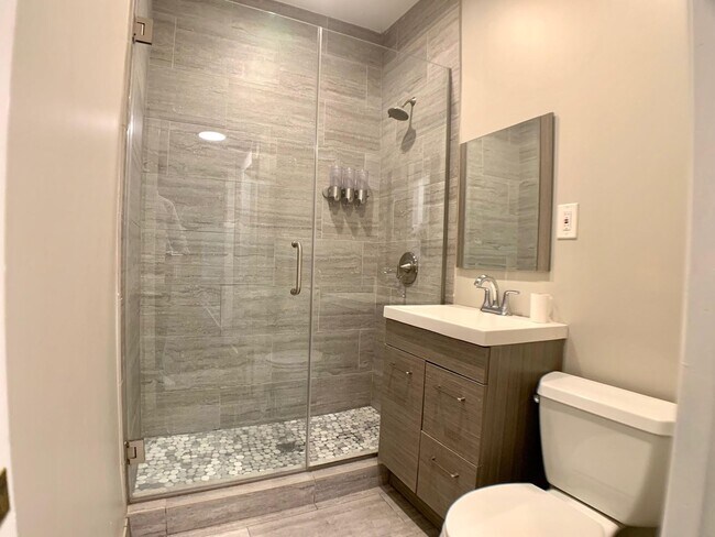 Building Photo - 2 bedroom 1 bathroom condo for rent!!!!!