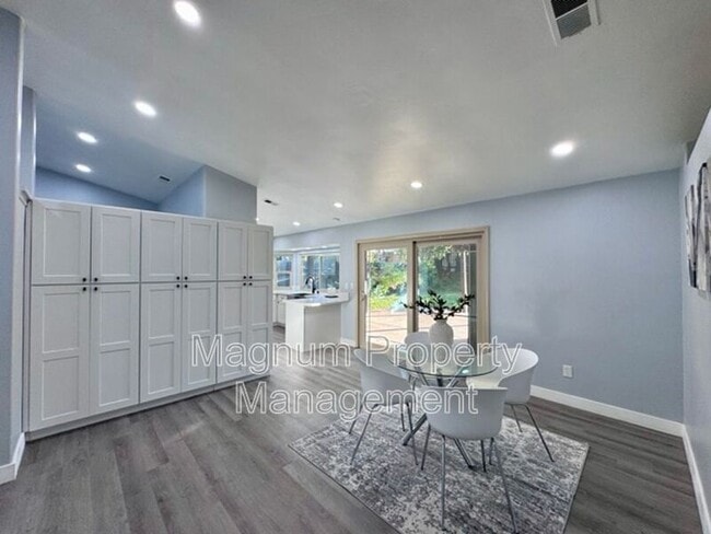 Building Photo - 45627 Clubhouse Dr