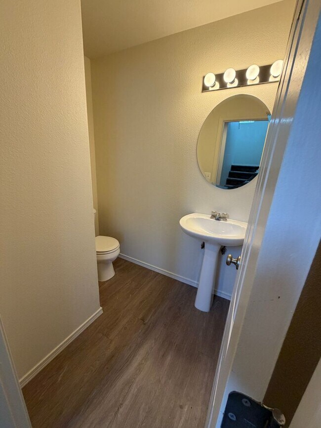 Building Photo - 3 bed 3.5 bath Townhome available on Rd 68!