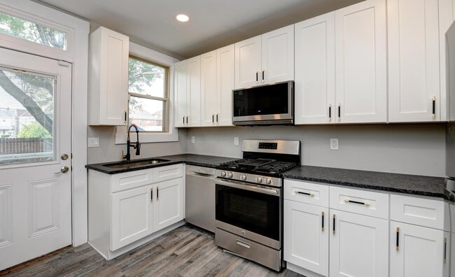 Building Photo - 1050 Oak St