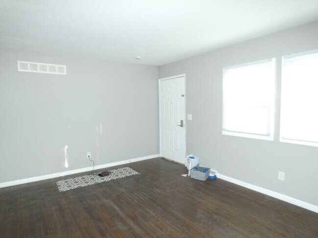 Building Photo - 4700 N Bristol Ave