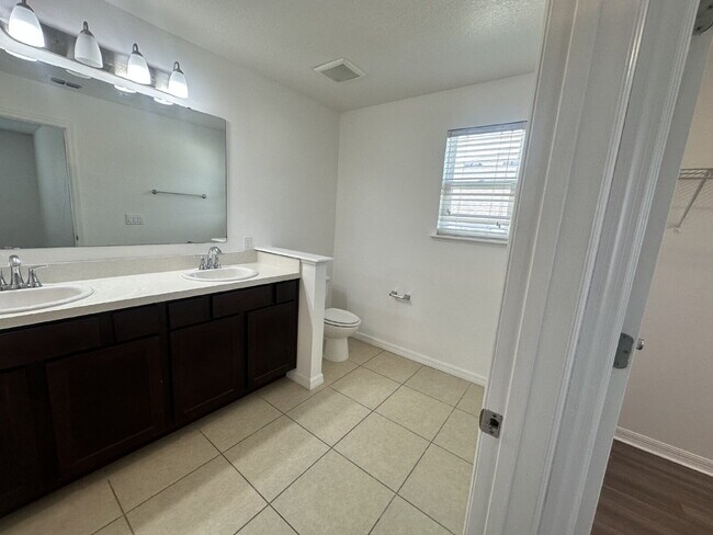 Building Photo - "Beautifully Maintained 3-Bed Townhouse with 2.5 Baths in Lakeland - Spacious 1,676 Sq. Ft.!"