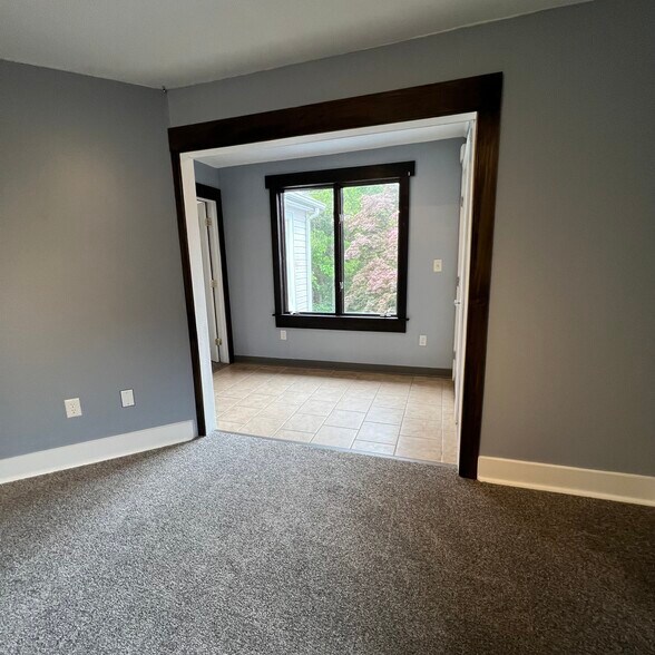 Living room to entry/eating area - 40-2 Oak St