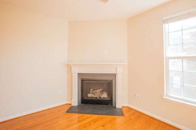 Building Photo - Stunning 3 BR/2.5 BA Townhome in Greenbelt!