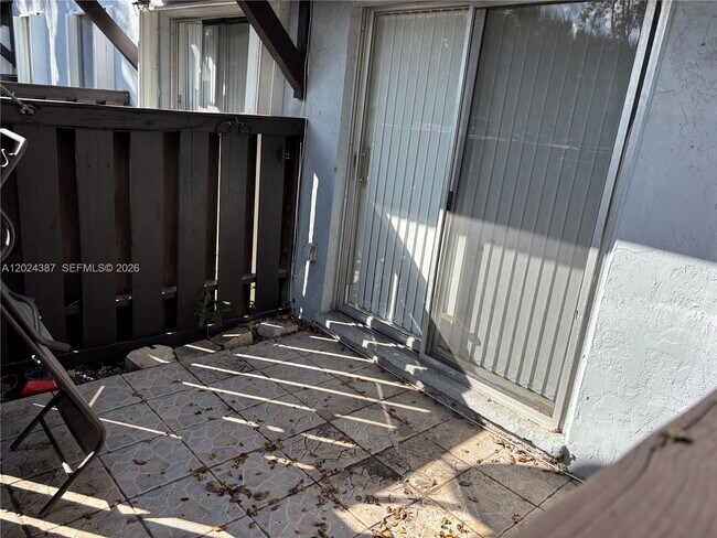 Building Photo - 10806 N Kendall Dr