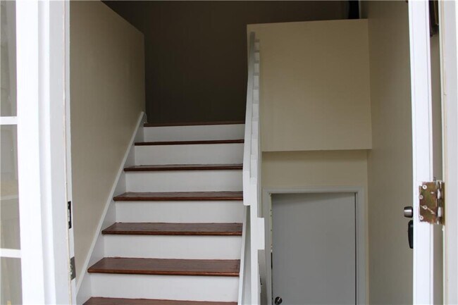 Building Photo - 135 Omega Dr