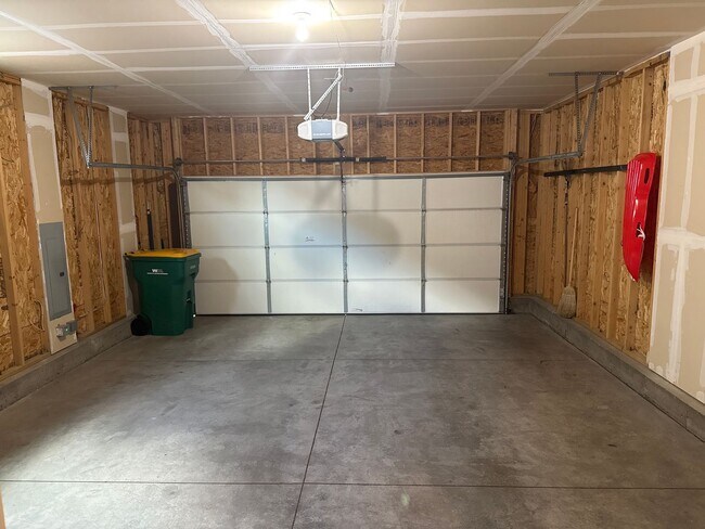 Building Photo - Beautiful stucco 4 bed rancher on premium ...