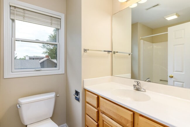Building Photo - 2620 Camden Dr