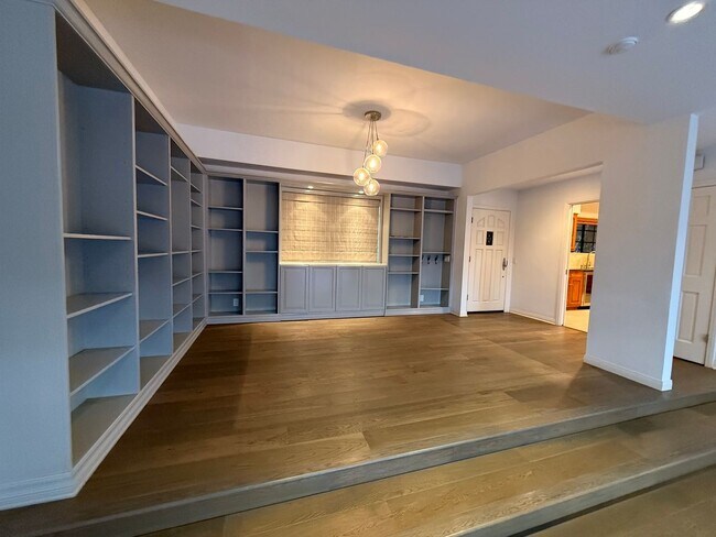 Building Photo - Upgraded 2 Bedroom Condo in Ideal Santa Mo...