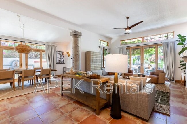 Building Photo - 690 W Linda Vista Dr