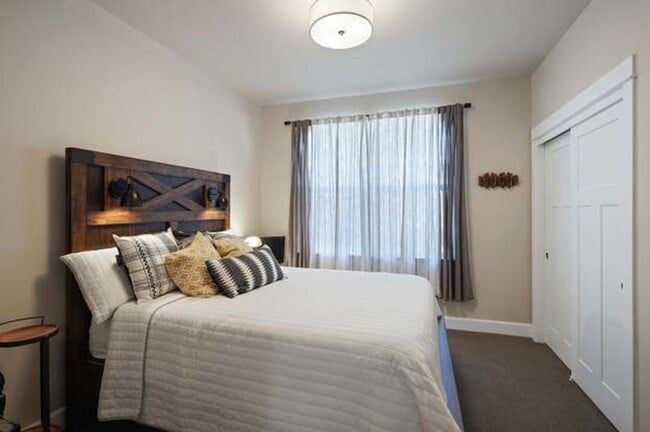 Building Photo - Gorgeous Single Level Home with Mountain V...