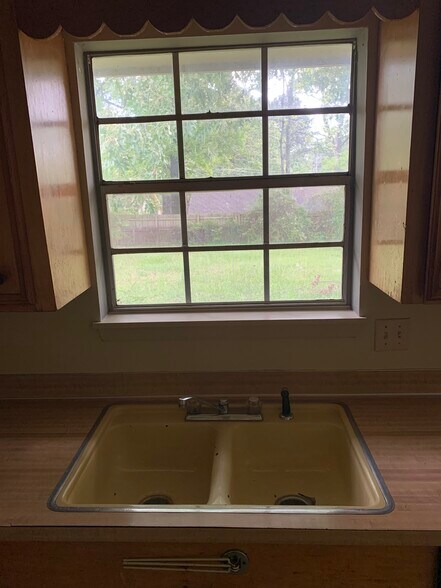 Building Photo - 135 York Dr