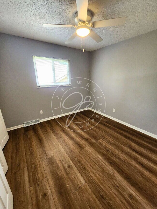 Building Photo - **Beautifully Updated 2-Bedroom Townhome**
