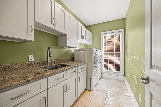 Building Photo - "Luxurious 4-Bed Oasis with Granite Countertops & Cozy Fireplace in Charlotte - 3914 Sq Ft of Ele...