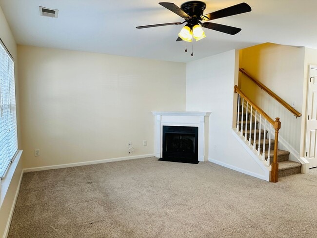 Building Photo - Three Bedroom Townhome Close to Everything