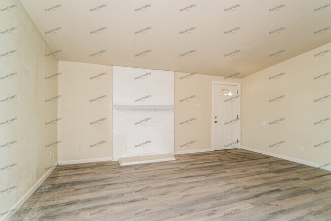 Building Photo - 865 Pebble Ln