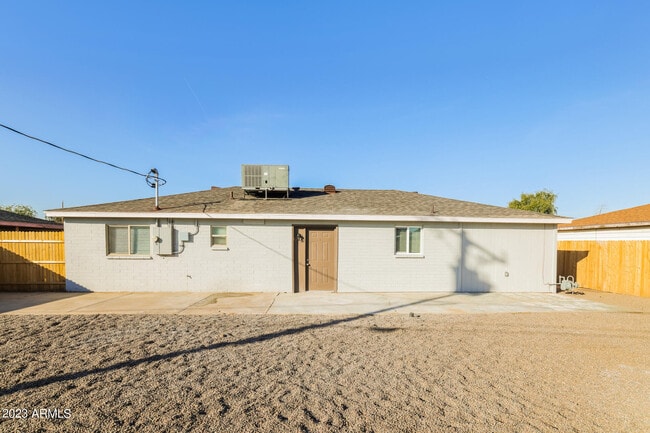 Building Photo - 5611 N 32nd Dr