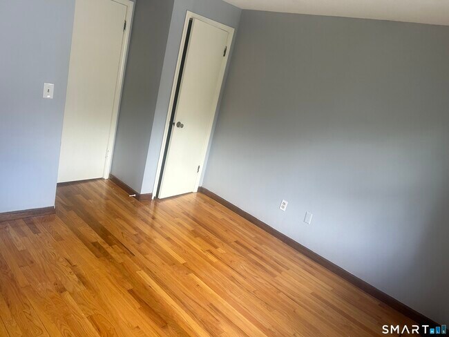 Building Photo - 204 School St