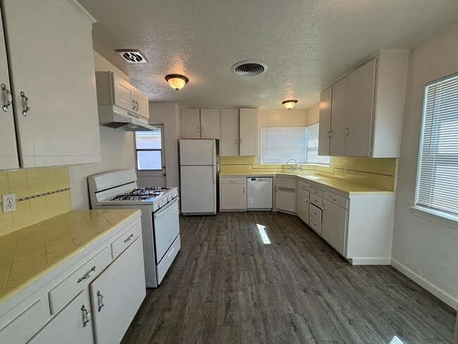 Building Photo - 816 W Fedora Ave