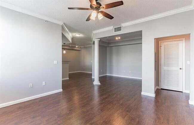 Building Photo - 533 NE 3rd Ave