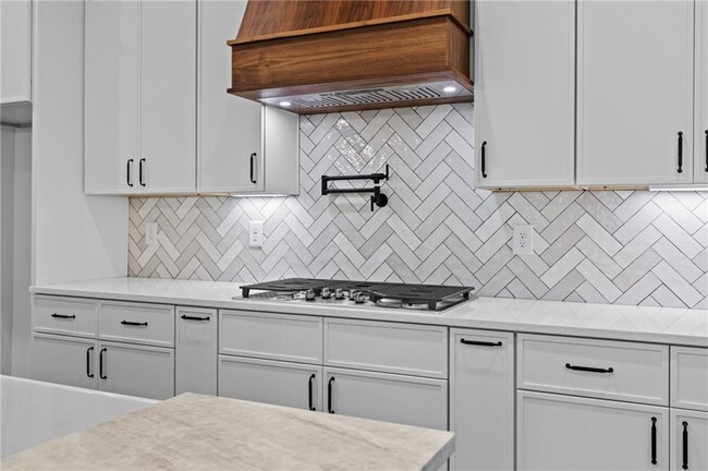 Building Photo - 6120 Hutchins Dr