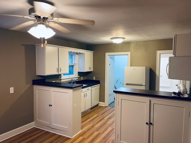 Building Photo - 3 bedroom house - Pet Friendly, Garage, Fenced Yard