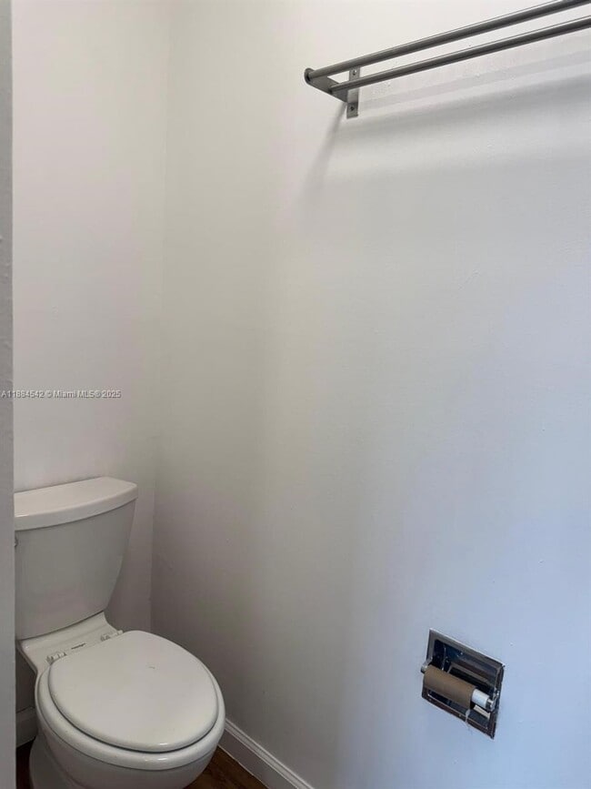 Building Photo - 10794 N Kendall Dr