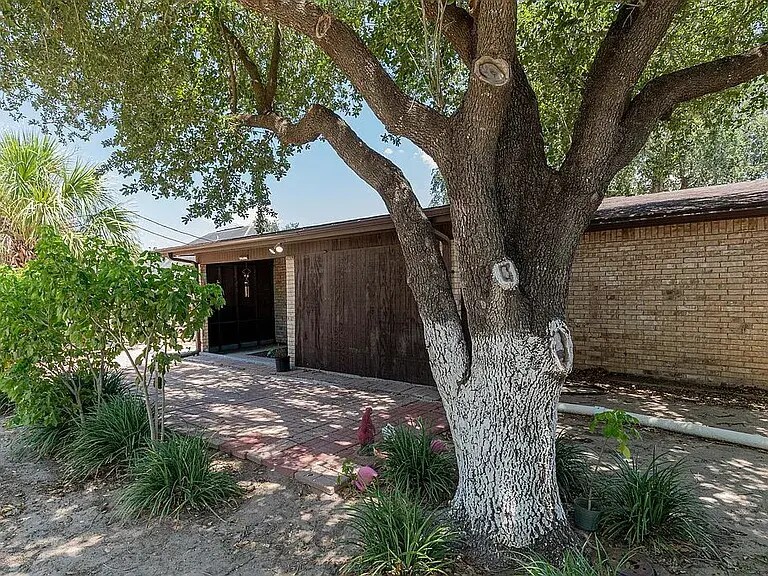 Building Photo - 838 Camelot Dr