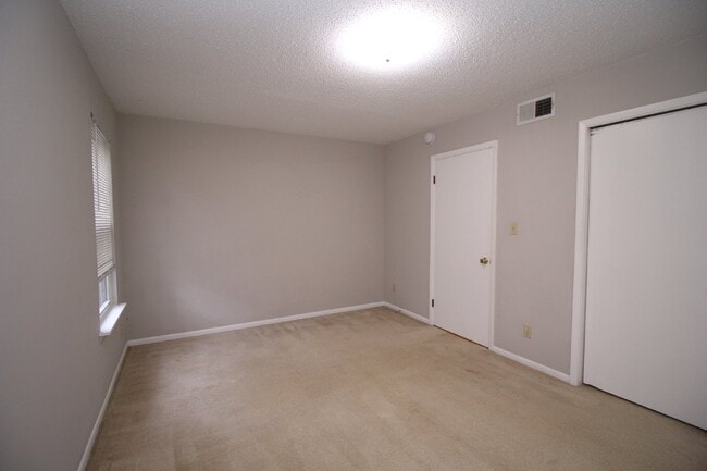 Building Photo - Two-story 2 bedroom townhouse in Northeast...