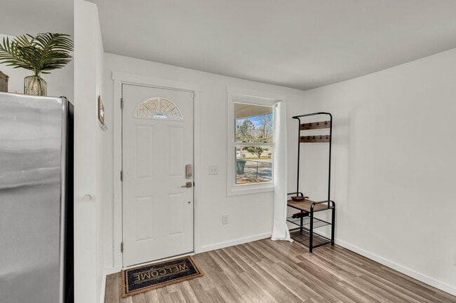 Building Photo - Charming Cottage with Modern Upgrades in Hanahan