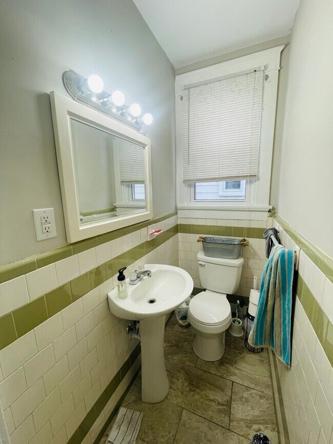 Building Photo - Beautifully Renovated 3bdrm/1.5bth Home Located in Richmond's North-side!