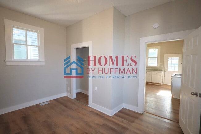 Building Photo - Two Bedroom House | Garage