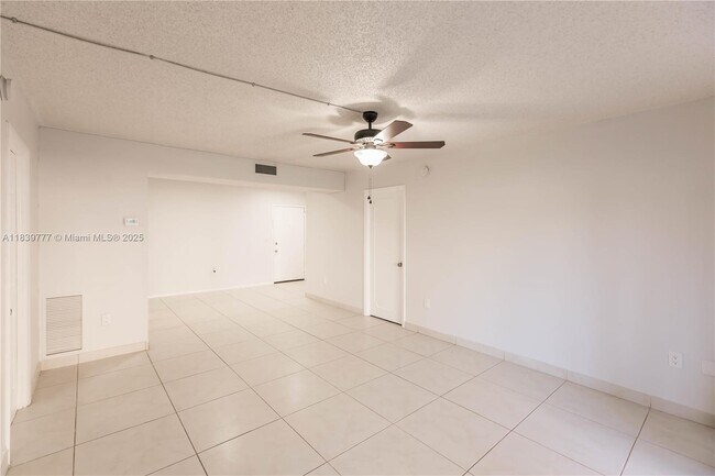 Building Photo - 4152 Inverrary Dr