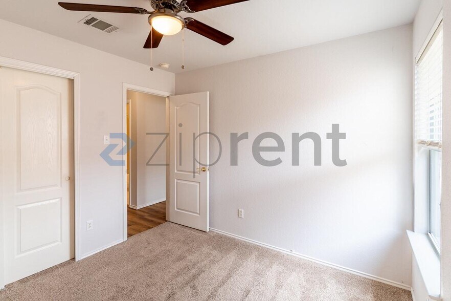 Building Photo - Unit