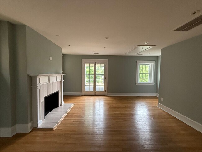 Building Photo - 139 S Colonial Ave