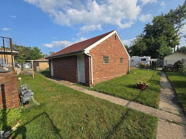 Building Photo - 535 E 43rd Ave