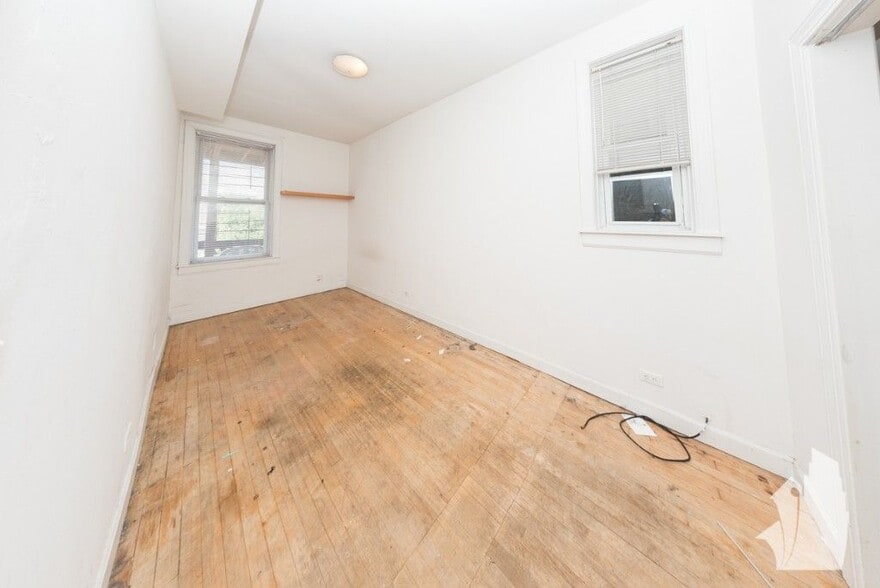 Building Photo - 2318 N Southport Ave