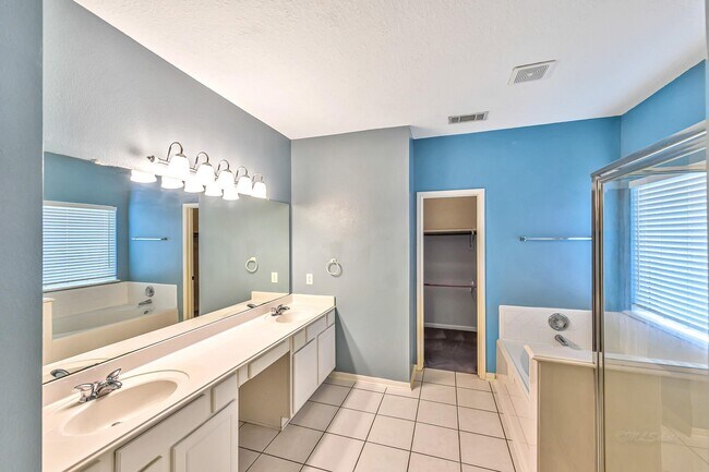 Building Photo - 2115 Hollyfield Ln