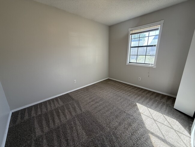 Building Photo - 2204 Post Oak Dr