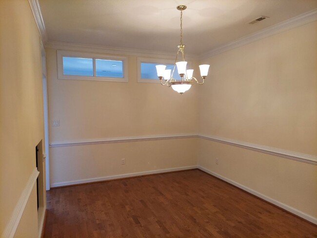 Building Photo - 3 Bed 2.5 Bath Townhouse