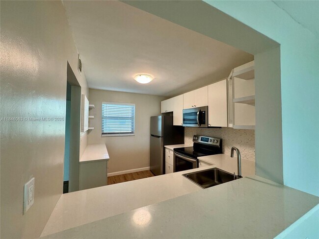 Building Photo - 7125 Bay Dr